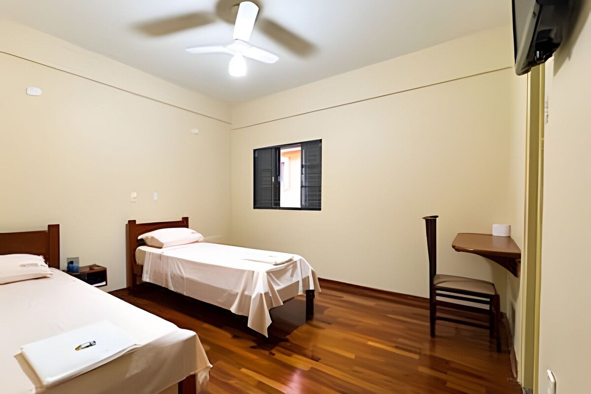 Tabla de planchar con plancha, wifi gratis y ropa de cama 