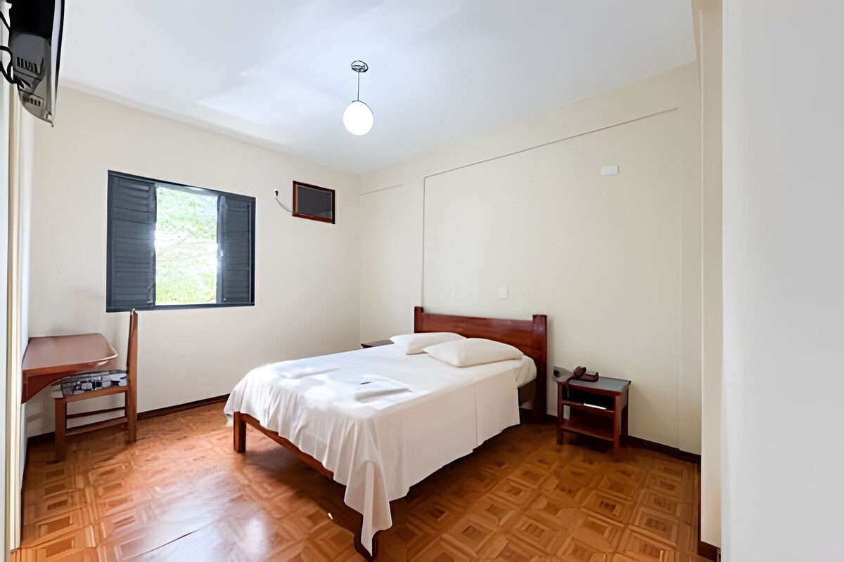 Tabla de planchar con plancha, wifi gratis y ropa de cama 