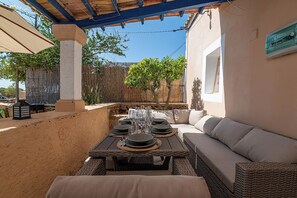 Outdoor dining - Vrbo Property (Formentera)