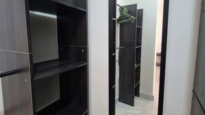 A room with a built-in wardrobe and a mirror on the wall. - Santa Ana el Dorado (San José Novillero)