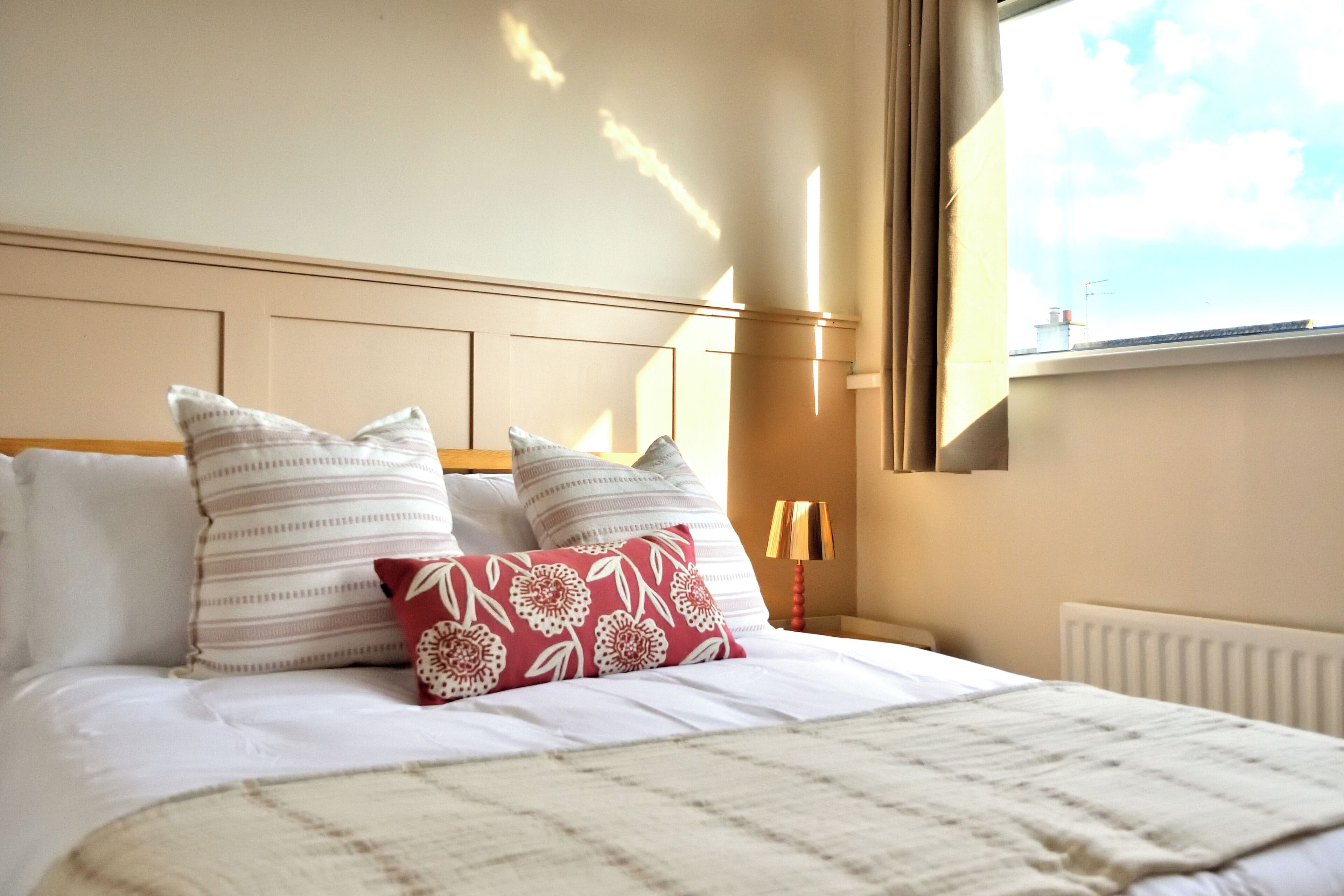 3 bedrooms, desk, iron/ironing board, travel cot