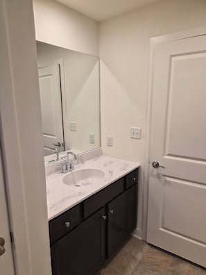 Bathroom - 2-bedroom apartment in lovely Harrisburg with AC for comfort (Harrisburg)