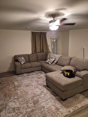 Living area - 2-bedroom apartment in lovely Harrisburg with AC for comfort (Harrisburg)