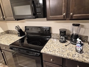 Private kitchen - 2-bedroom apartment in lovely Harrisburg with AC for comfort (Harrisburg)