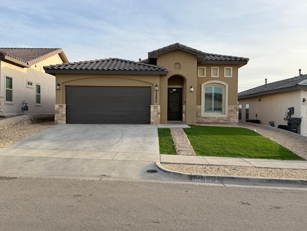 Exterior - Modern Luxury & Comfort Getaway in a
Stylish Home + Prime Location (El Paso)