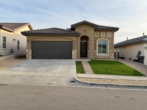 Modern Luxury & Comfort Getaway in a 
Stylish Home + Prime Location
