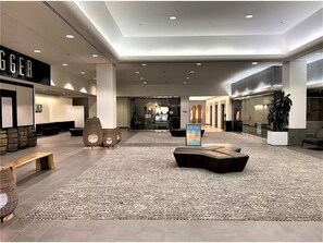 Lobby - 24F-Premier King Studio-Ala Moana Hotel-City View (Honolulu)