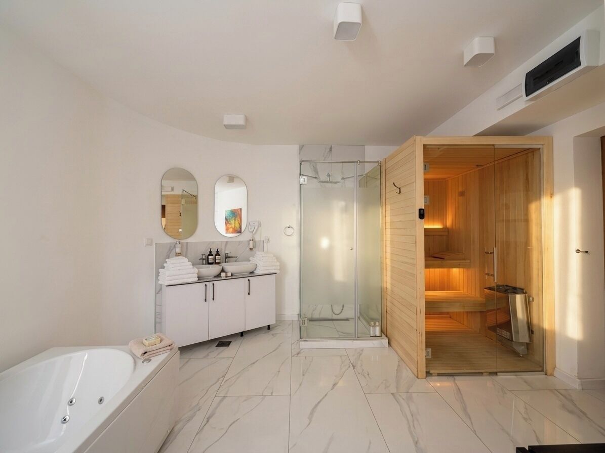 Deluxe tweepersoonskamer | Badkamer | Een aparte badkuip en douche, een haardroger, handdoeken, zeep