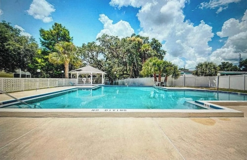 Lakeside Serenity Retreat 