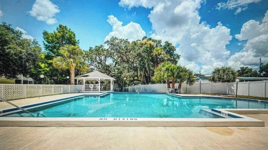 Lakeside Serenity Retreat