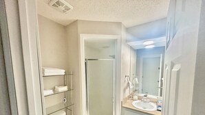 Townhouse Keluarga | Kamar mandi | Pengering rambut dan handuk