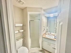 Family Townhome | Bathroom - Lakeside Serenity Retreat  (Gibsonton)