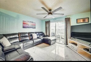 Living area - Lakeside Serenity Retreat  (Gibsonton)