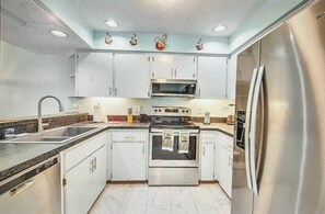 Private kitchen - Lakeside Serenity Retreat  (Inverness)