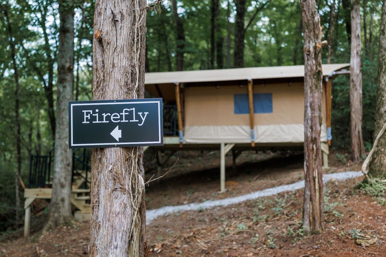 Une pancarte indiquant un chalet nommé « Firefly », avec une flèche directionnelle pointant vers la droite.