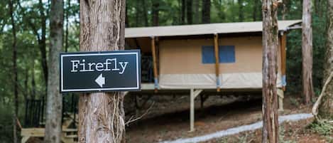 Señal para una cabaña llamada 'Firefly' con una flecha indicando dirección a la derecha.