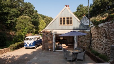 Peaceful Granite Cottage: Walk to St Brelade's Bay Beach and St Aubin Harbour