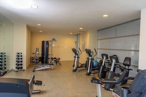 A gym with various exercise equipment including treadmills, weight machines, and free weights. - Private Terrace with Views of the Ocean and the Tajamar Lagoon (Cancún)