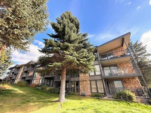 Exterior - 2BR 2BA CONDO w/ VIEWS OF LAKE AND MOUNTAINS (Dillon)