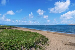A beach with clear skies and calm waters. - Remodeled 3BD w AC Pool Near Sandy Beach - Koa Resort 3J (Kihei)