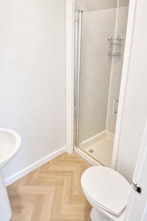A bathroom with a shower, toilet, and sink. - 1BR Bolton | Free Parking | Near Manchester City (Farnworth)