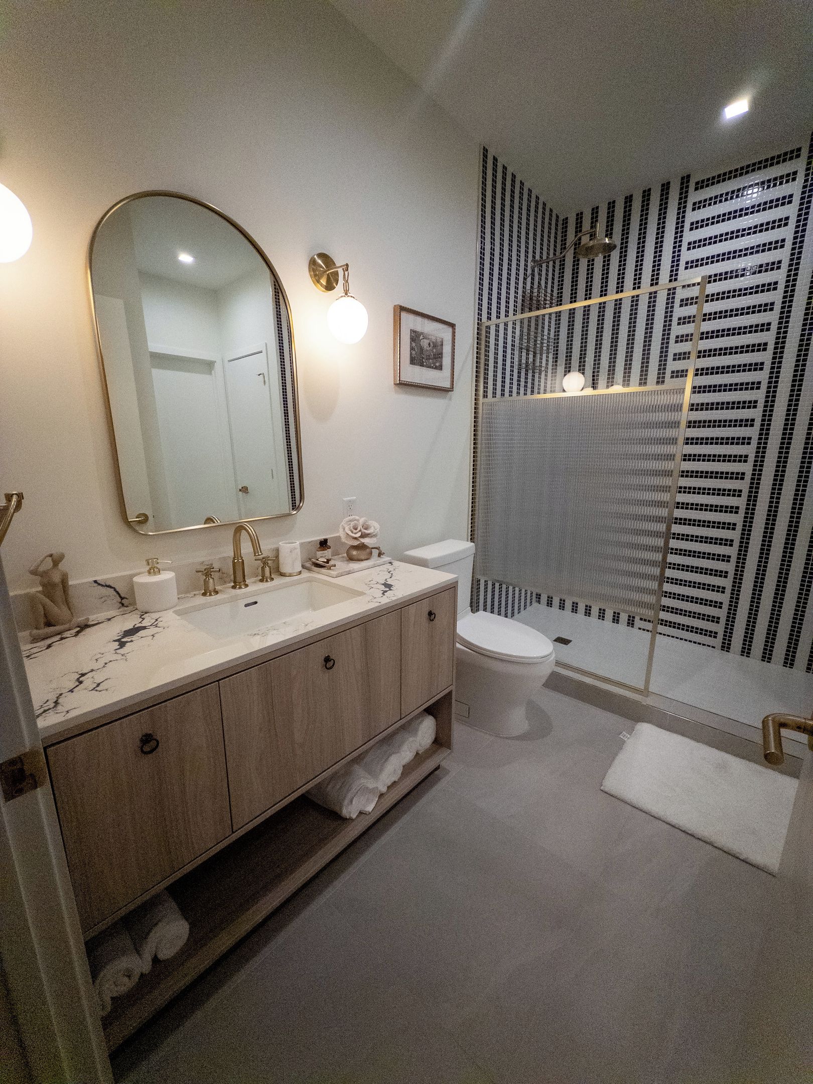 Douche, sèche-cheveux, serviettes fournies, shampoing