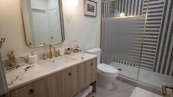 Douche, sèche-cheveux, serviettes fournies, shampoing