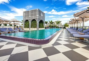 حمام سباحة
