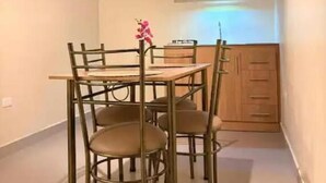 Classic-værelse med dobbeltseng eller 2 enkeltsenge - terrasse - udsigt til gårdsplads | Spiseområde