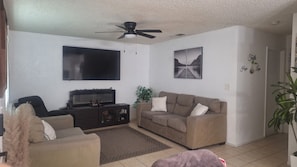 Living area - 2-bedroom house in peaceful Arvin short distance from Hard Rock casino (Arvin)