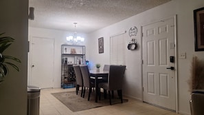 Dining - 2-bedroom house in peaceful Arvin short distance from Hard Rock casino (Arvin)