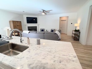 Living area - Auburn Retreat - 4BR Great for Groups (Auburn)