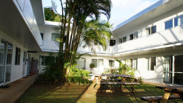 Outdoor dining - Central Motel (Avarua)