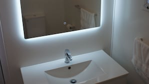 Executive Double Room | Bathroom - Central Motel (Avarua)