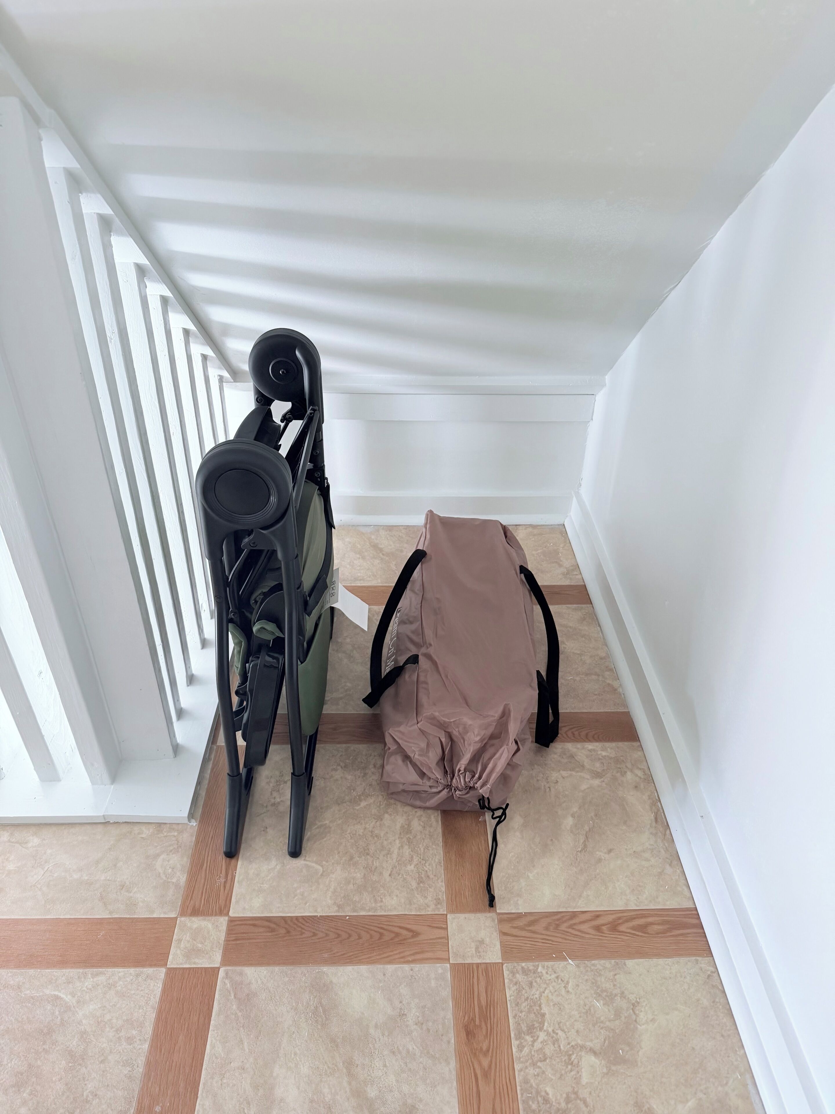 Eine Treppe mit weißer Geländer und Fliesenboden.
