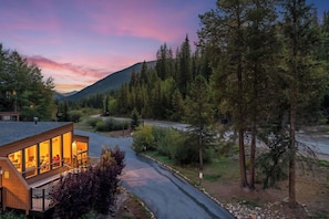 A cabin with a glass facade, surrounded by a forest and a mountain in the background. - +Keystone Mountain Cabin
 7 min walk to ski lift / walk in/out


Share

Save (Keystone)