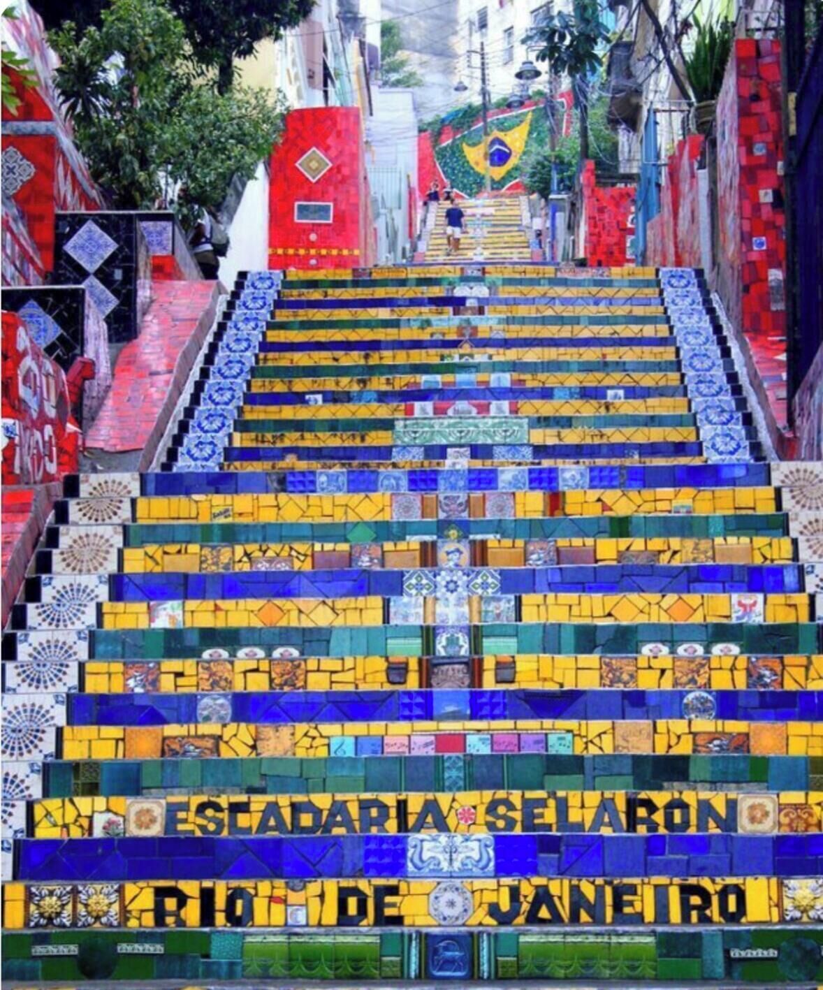 Escadaria com mosaicos coloridos e uma placa indicando 'Rio de Janeiro'.