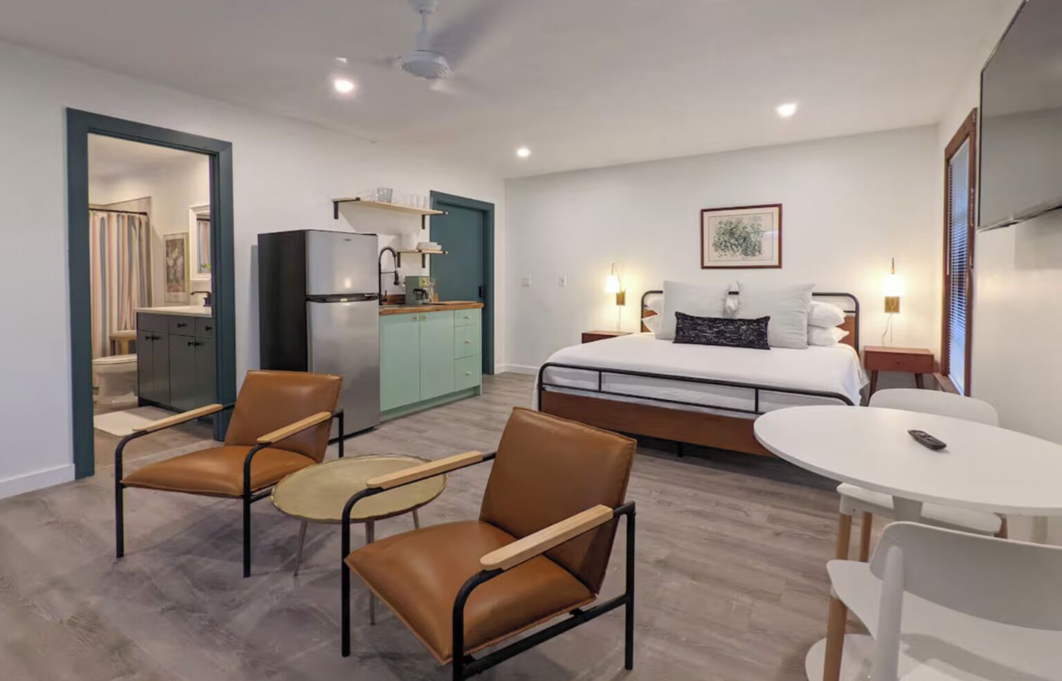 1 chambre, bureau, fer et planche à repasser, accès au Wi-Fi (inclus)