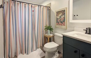 Shower, soap, shampoo - Updated Old Florida Studio Apartment Getaway in Central Sarasota (Sarasota)