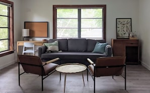 Smart TV, books - Updated Old Florida Studio Apartment Getaway in Central Sarasota (Sarasota)