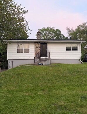 Exterior - Bright, spacious private home. Easy access to downtown & the famous Cabot Trail! (Sydney)
