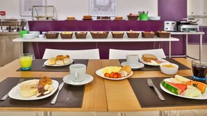Un bufé de desayuno con diferentes alimentos y bebidas.