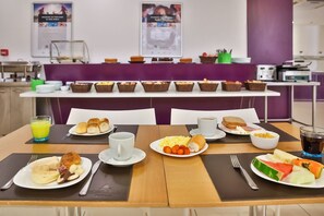 Ein reichhaltiges Frühstücksbuffet mit verschiedenen Speisen und Getränken.