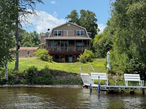 Waterfront lake house retreat located in Baileyville Maine!