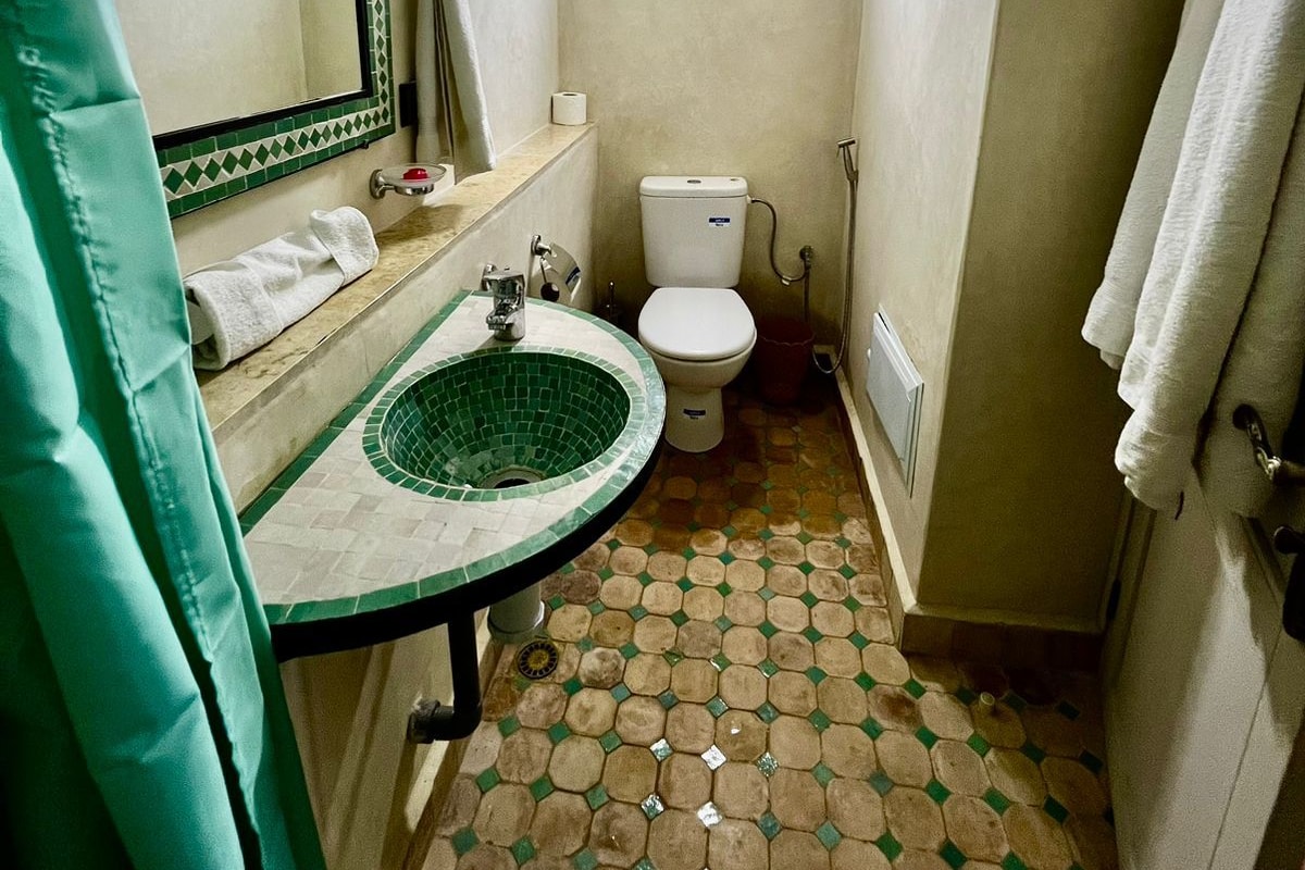 Artículos de tocador gratuitos, toallas, shampoo, papel higiénico
