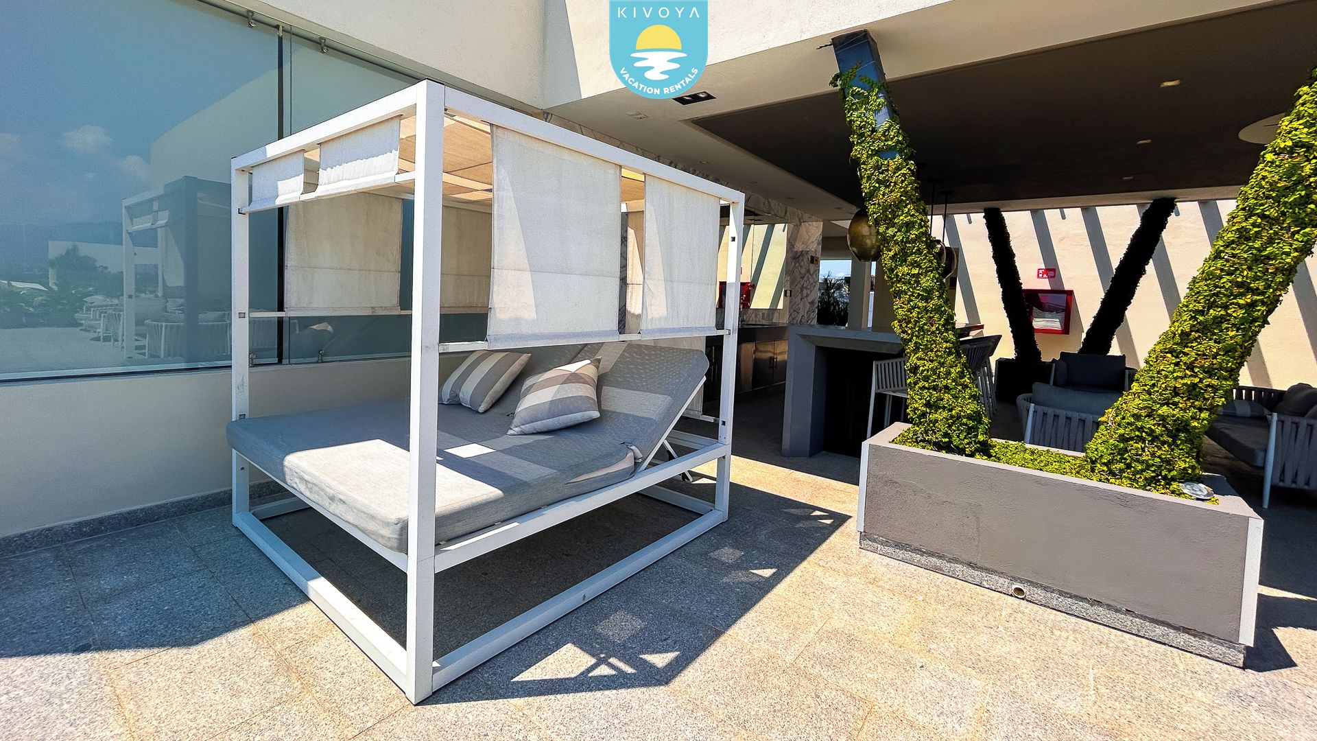 Een modern buitenzitgedeelte met metalen frame en comfortabele zittingen.