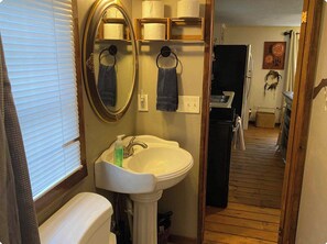 Bathroom - Rustic 2-bedroom cabin. 4 mins charming Dahlonega square (Dahlonega)