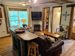 Living area - Rustic 2-bedroom cabin. 4 mins charming Dahlonega square (Dahlonega)