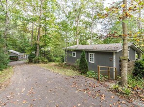 Exterior - Rustic 2-bedroom cabin. 4 mins charming Dahlonega square (Dahlonega)