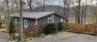 Rustic 2-bedroom cabin. 4 mins to charming Dahlonega square